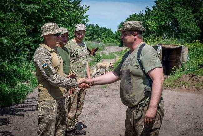 Не дожидаясь орденов: командир 1-го батальона 93 ОМБР наградил лучших бойцов именными ножами 08