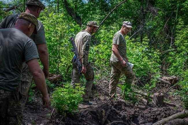 Не дожидаясь орденов: командир 1-го батальона 93 ОМБР наградил лучших бойцов именными ножами 11