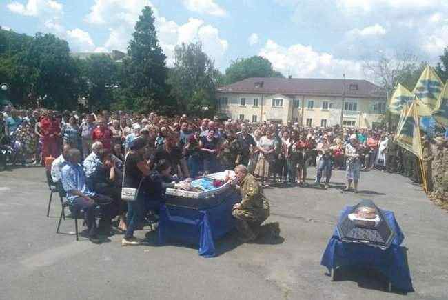 С азовцем Максимом Олексюком, погибшим 7 июня под Новолуганским, простились в Казатине 01