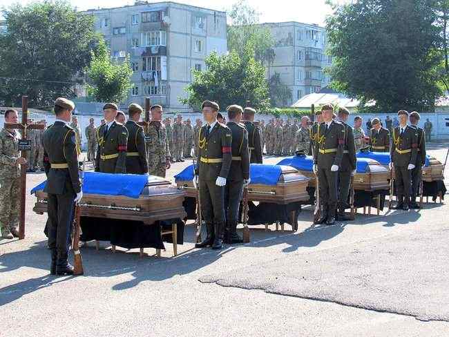 Четырех военных пилотов, которые погибли 29 мая во время тренировочного полета, похоронили в Бродах 04