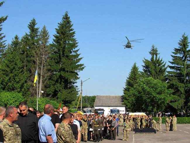 Четырех военных пилотов, которые погибли 29 мая во время тренировочного полета, похоронили в Бродах 06