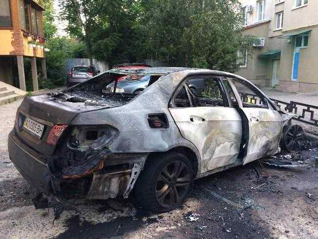 Неизвестные сожгли автомобиль бывшего вице-мэра Ужгорода Цапа 01