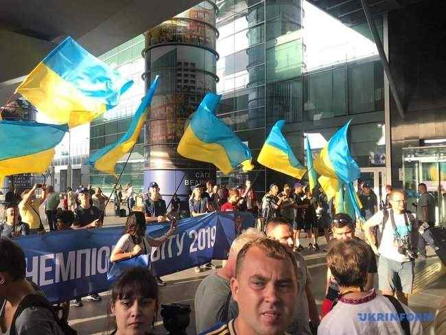 В Борисполе болельщики встретили чемпионов мира - футбольную сборную Украины U-20 02