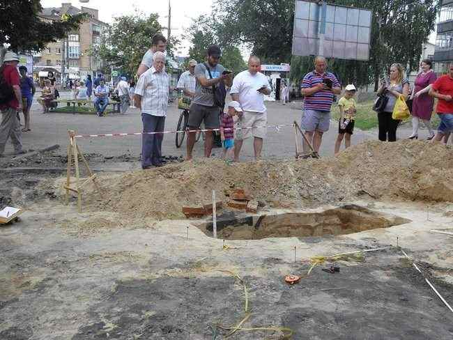 Археологи раскопали в центре Чернигова древнерусское захоронение XII ст 01