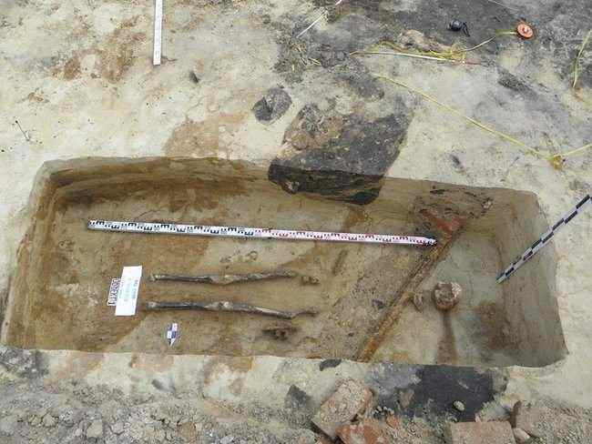 Археологи раскопали в центре Чернигова древнерусское захоронение XII ст 02