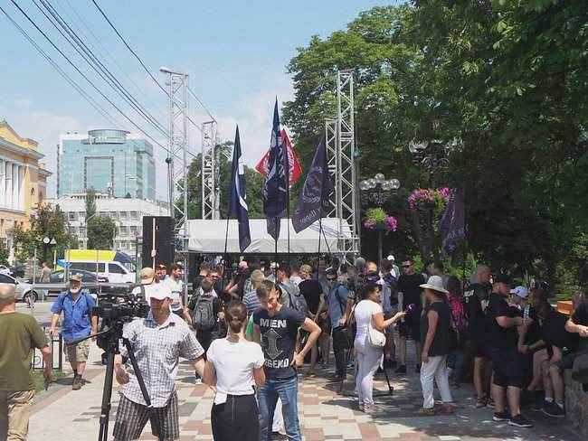 Противники КиевПрайда начали на его маршруте молитвенное стояние 04