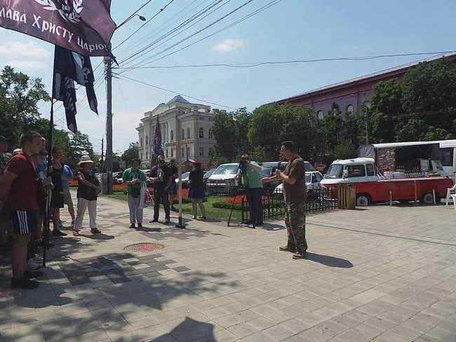 Противники КиевПрайда начали на его маршруте молитвенное стояние 15