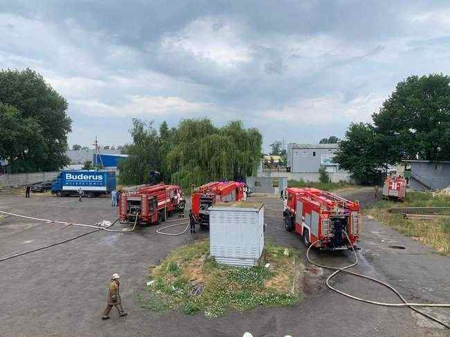 Под Киевом горит металлобаза, рядом расположена заправка 02