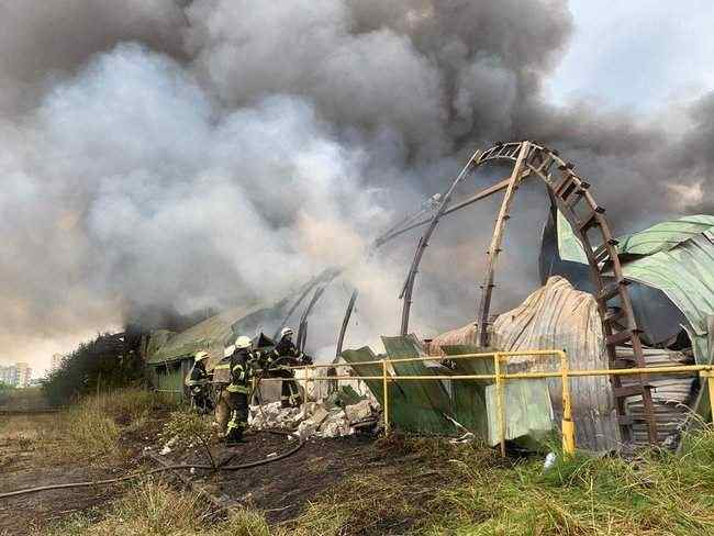 Под Киевом горит металлобаза, рядом расположена заправка 06