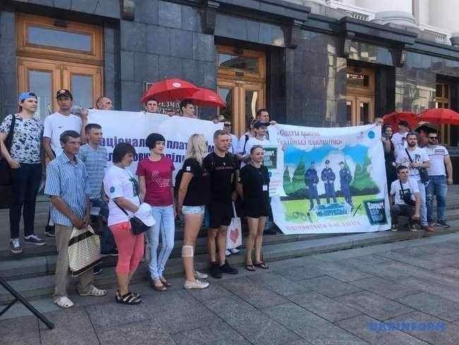 Поддерживать, а не карать: под Офисом Президента митинговали наркозависимые 03