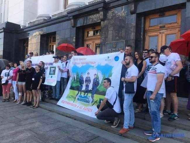 Поддерживать, а не карать: под Офисом Президента митинговали наркозависимые 04