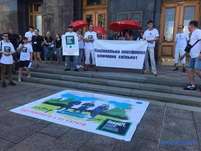 Поддерживать, а не карать: под Офисом Президента митинговали наркозависимые 05