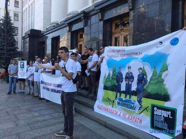 Поддерживать, а не карать: под Офисом Президента митинговали наркозависимые 08