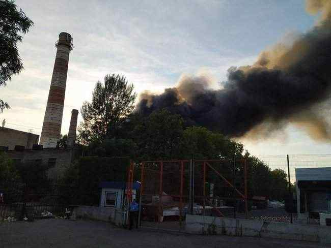 На Петропавловской Борщаговке в Киеве масштабный пожар на складе секонд хенда, - ГСЧС 02