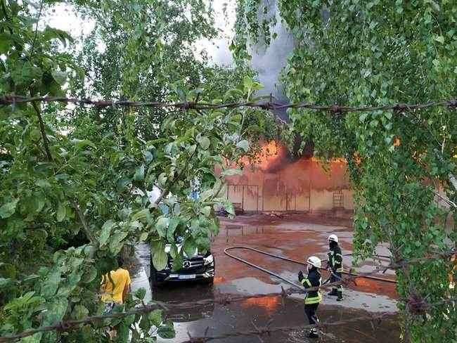 На Петропавловской Борщаговке в Киеве масштабный пожар на складе секонд хенда, - ГСЧС 06