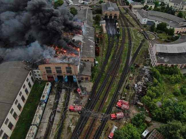 Здание локомотивного депо горело во Львове рядом с центральным вокзалом. Пожар локализован, - ГСЧС 03