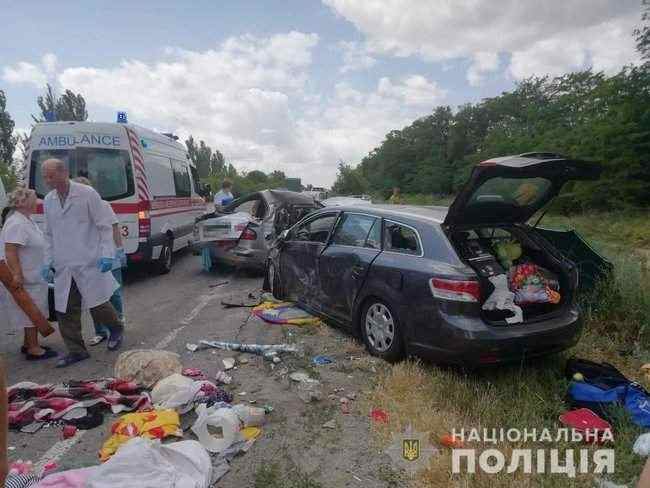 Два человека погибли, 5 - попали в больницу в результате аварии в Запорожской области, - полиция 02