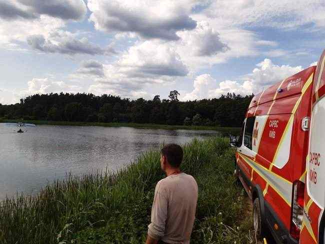 В Киеве самолет Ан-2 совершил аварийную посадку на воду, - ГСЧС 01