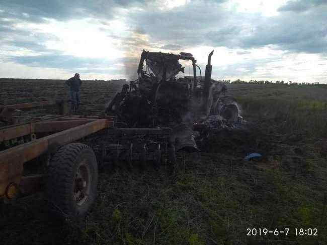 На Луганщине трактор подорвался на неустановленном взрывном устройстве, 2 человека госпитализированы 01