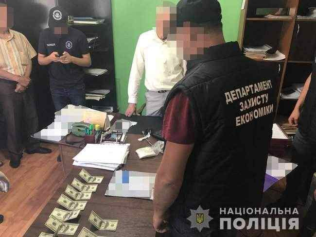 Полиция задержала раховских чиновников, которые требовали с предпринимателя $1500 за оформление разрешительных документов 03