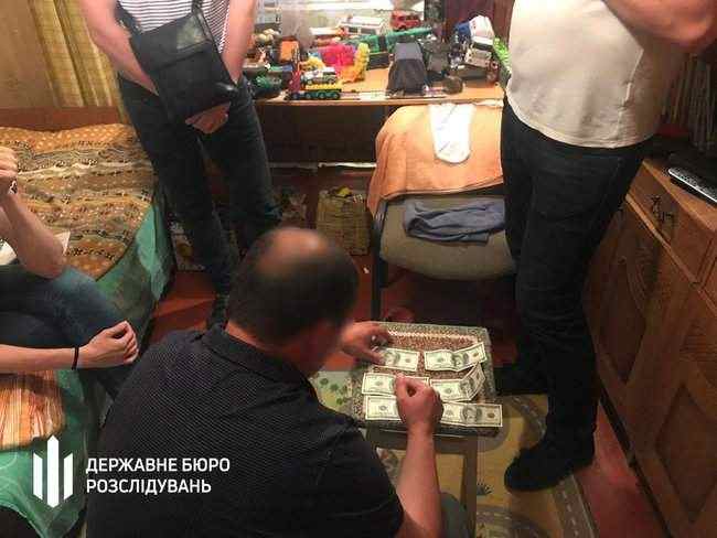 При получении взятки в размере $1,8 тыс. задержаны сотрудницы управления ГФС в Киеве, - ГБР 03