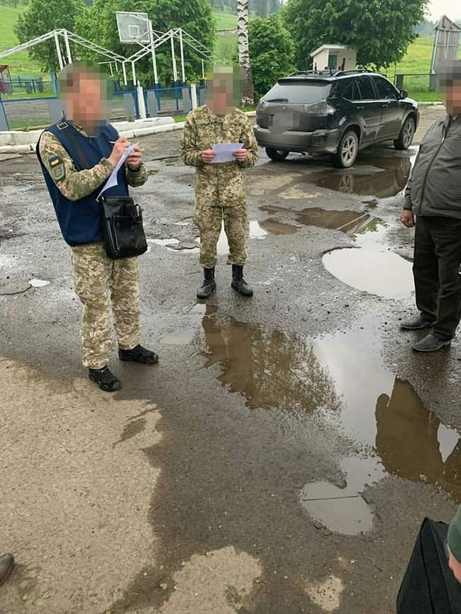 На Буковине трое пограничников попались на взятке 45 тыс. грн за помощь в контрабанде сигарет в Румынию, - военная прокуратура 02