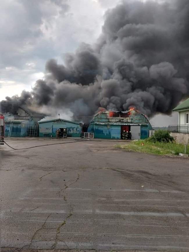 Под Киевом горит металлобаза, рядом расположена заправка 05