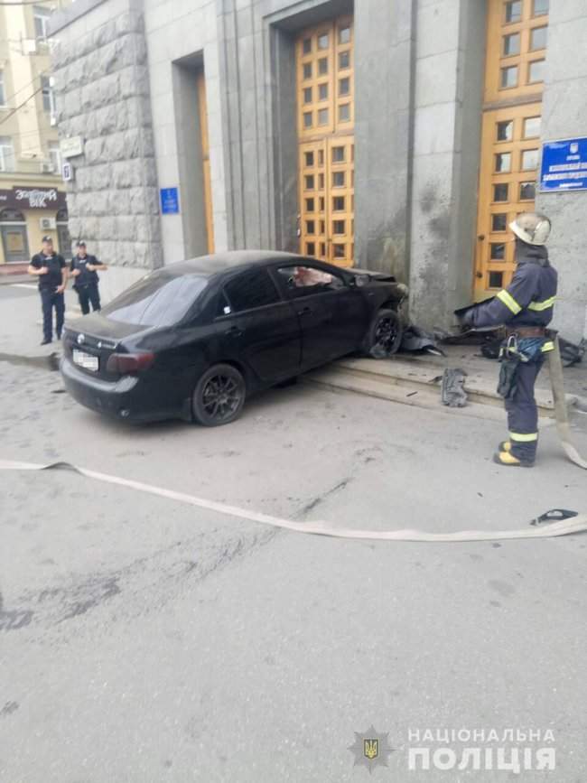 В здание горсовета в Харькове въехал автомобиль 02