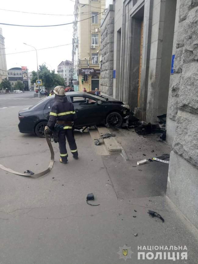 В здание горсовета в Харькове въехал автомобиль 03