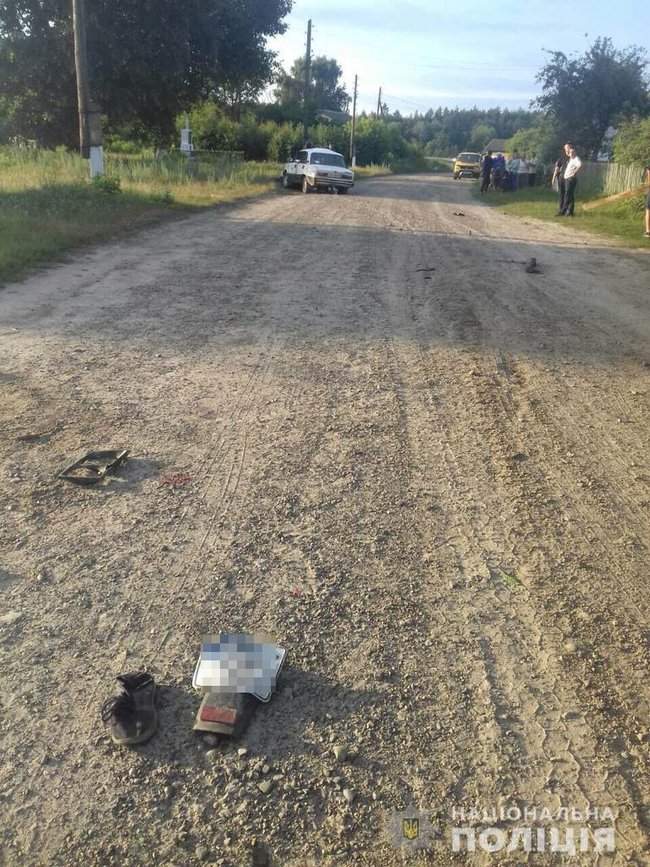 В результате столкновения мопеда и легковушки на Львовщине двое подростков погибли, еще пять человек получили травмы, - полиция 03