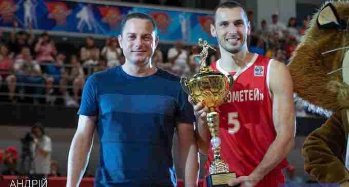 У Кам’янському вітали з перемогою баскетбольну команду СК «Прометей»