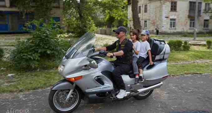 Байкери Кам’янського та мер міста покатали дітей на мотоциклах