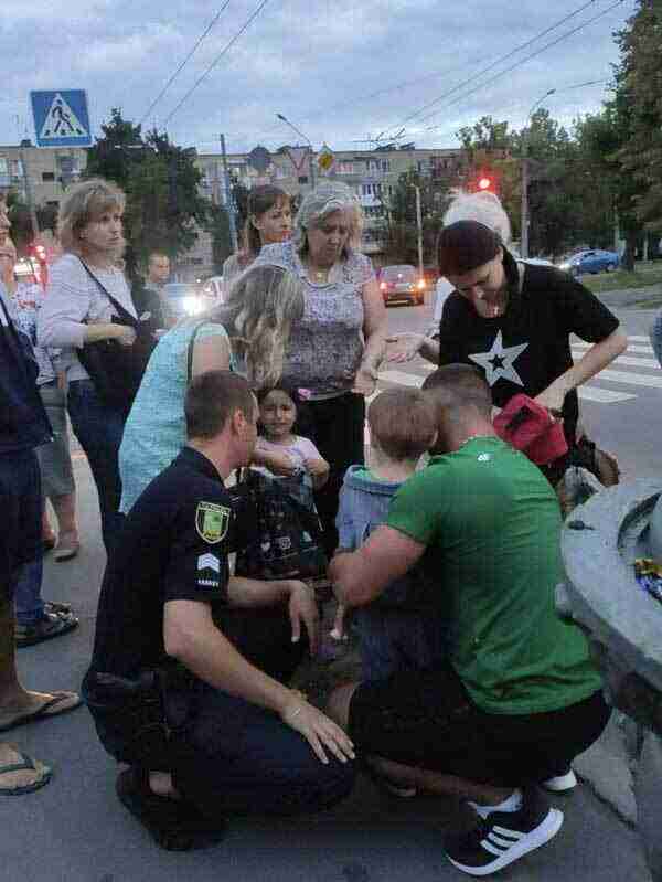 Патрульные в Харькове на пешеходном переходе сбили женщину с 3-летним мальчиком. Начато служебное расследование 01