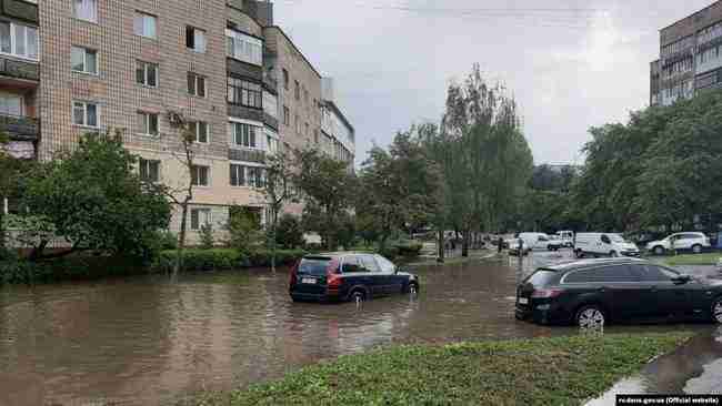 Ривне накрыло ливнем - ГСЧС ликвидирует последствия 01