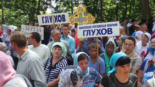 Перекрытые улицы, полицейские кордоны и кинологи с собаками: верующие УПЦ МП начинают сходится на Владимирскую горку для Крестного хода 21
