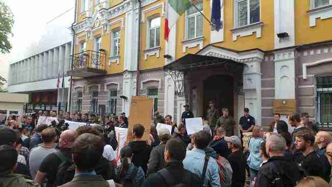 Не будьте как Россия, - под посольством Италии прошла акция в поддержку Маркива 05