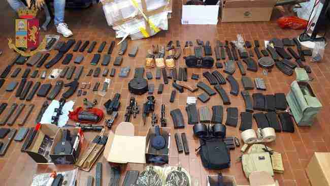 Полиция Италии изъяла у воевавших на Донбассе наемников РФ арсенал оружия 02