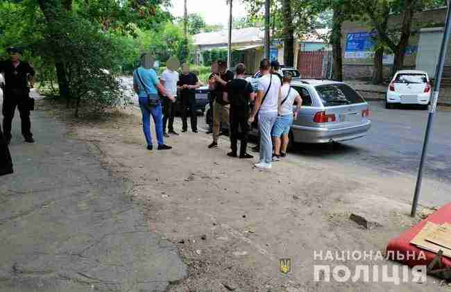 Группа молодых людей собралась возле участка в Николаеве, у одного из них полиция нашла стартовый пистолет 01