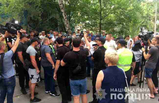 Акция протеста проходит в Покровске под зданием окружкома: протестующие установили палатки и принесли шины, комиссия не работает, - полиция 04