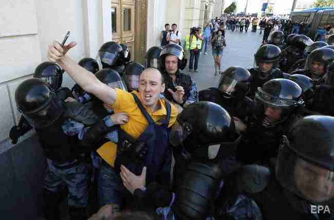 В Москве на акции против недопуска кандидатов к выборам в Мосгордуму задержали более 500 человек 10