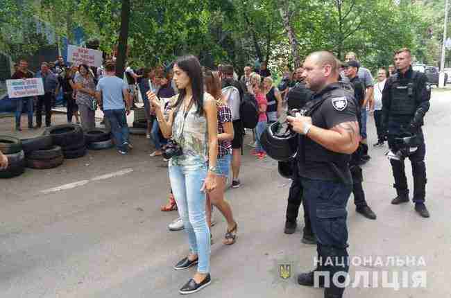 Акция протеста проходит в Покровске под зданием окружкома: протестующие установили палатки и принесли шины, комиссия не работает, - полиция 06