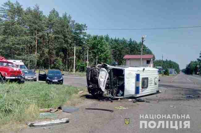 На Волыни в ДТП с автомобилем скорой помощи погиб пациент, 3 человека госпитализированы - Нацполиция 01