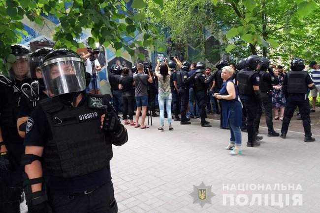 Акция протеста проходит в Покровске под зданием окружкома: протестующие установили палатки и принесли шины, комиссия не работает, - полиция 02