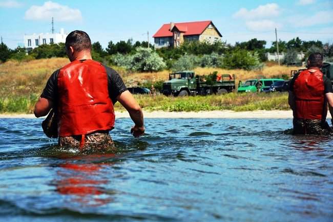 Бойцы 79-й ОДШБр провели учения по десантированию с вертолета в акваторию Южного Буга 15