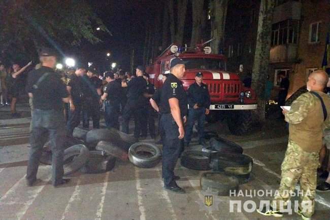 Акция протеста проходит в Покровске под зданием окружкома: протестующие установили палатки и принесли шины, комиссия не работает, - полиция 03