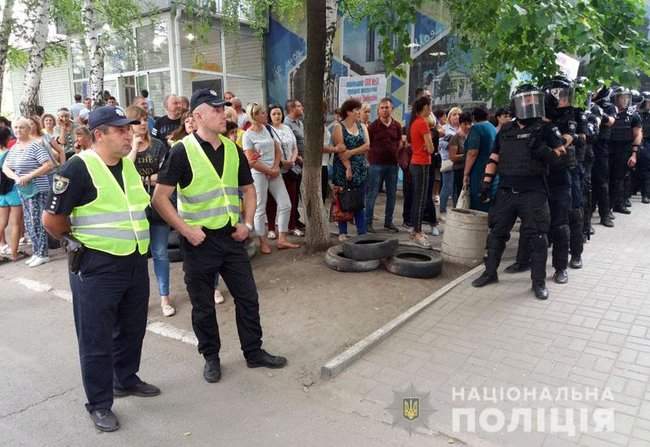 Акция протеста проходит в Покровске под зданием окружкома: протестующие установили палатки и принесли шины, комиссия не работает, - полиция 01