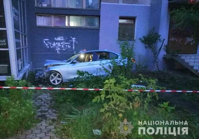 Пьяный на BMW убегал от патрульных в Одессе и погиб, едва не убив пешехода 01