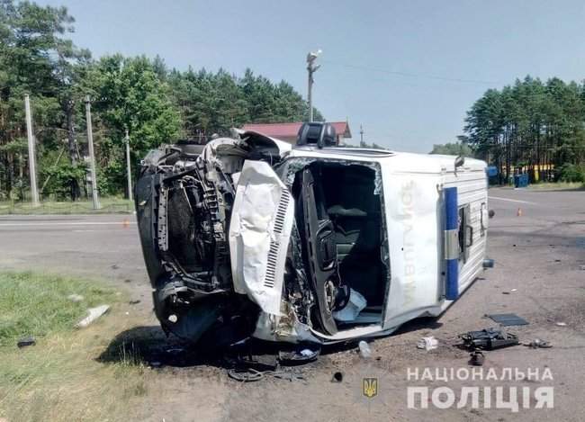 На Волыни в ДТП с автомобилем скорой помощи погиб пациент, 3 человека госпитализированы - Нацполиция 02