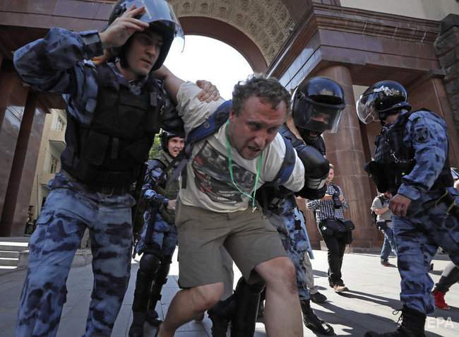 В Москве на акции против недопуска кандидатов к выборам в Мосгордуму задержали более 500 человек 02