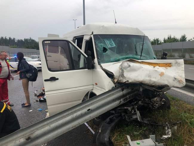 Под Киевом столкнулись маршрутка и Ford: 3 человека погибли, 17 пострадали 06